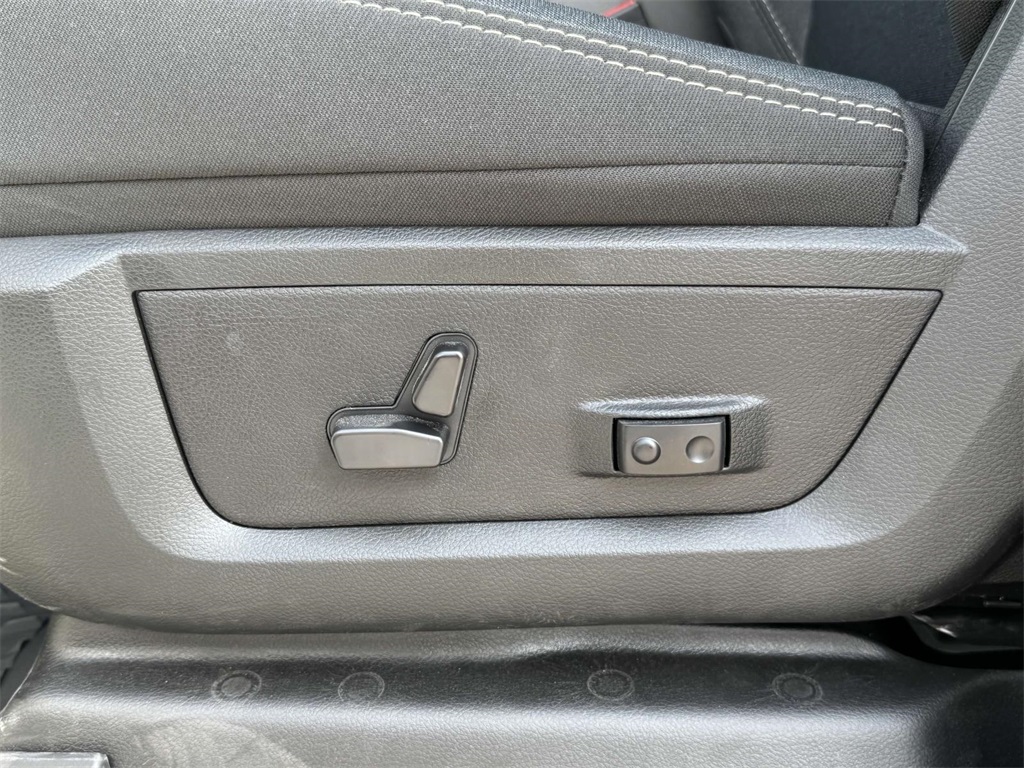 Vehicle image 23 of 30