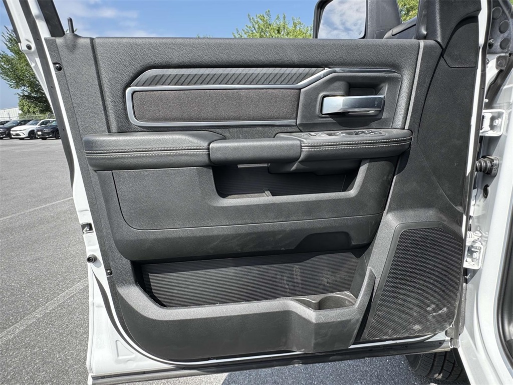 Vehicle image 21 of 30