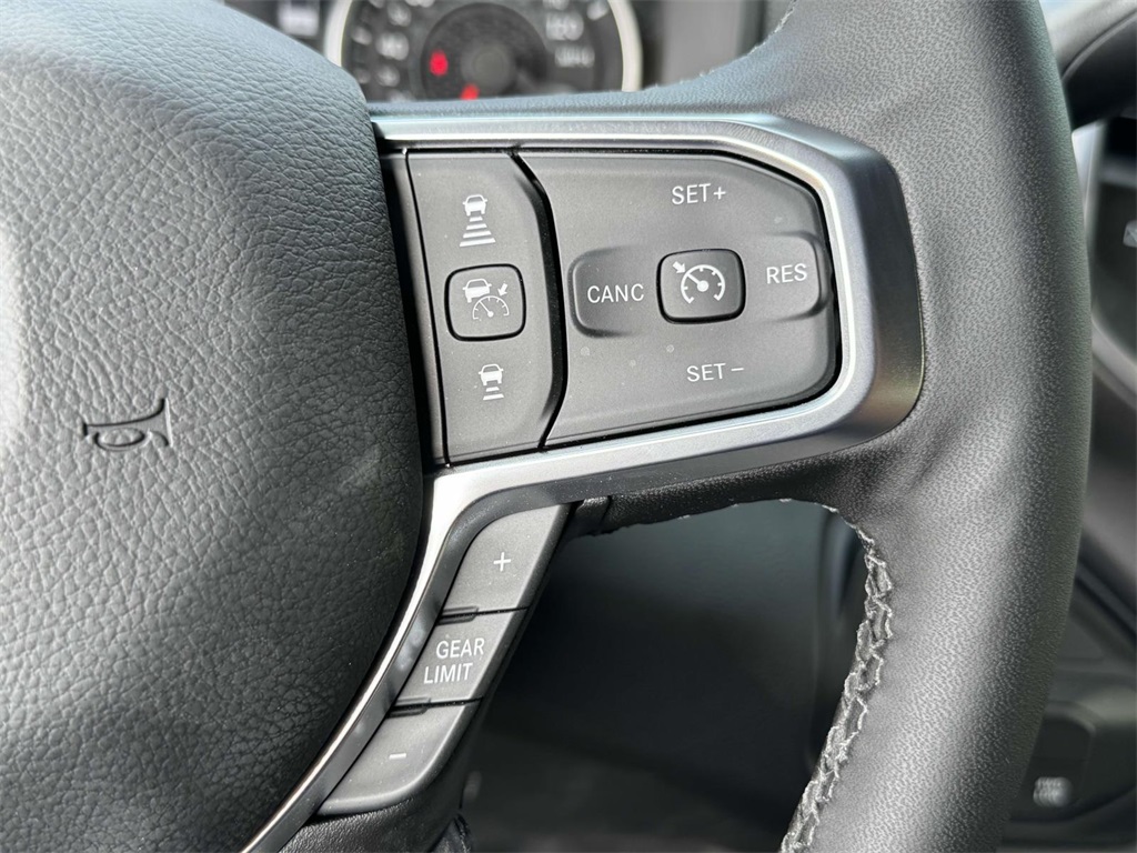 Vehicle image 27 of 30