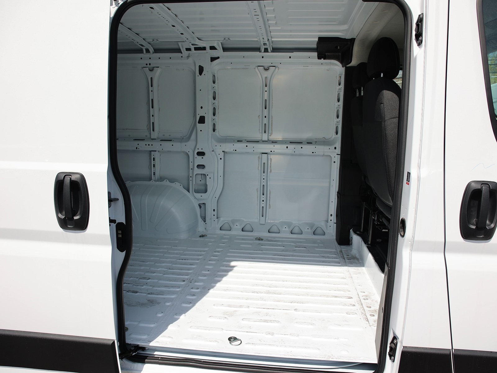 Vehicle image 14 of 31