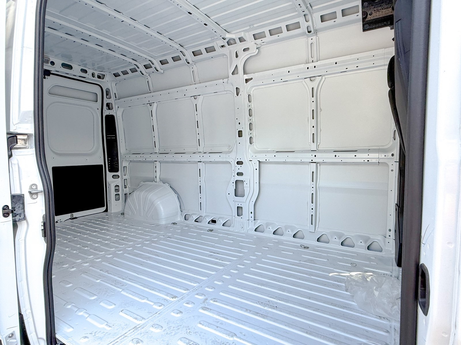 Vehicle image 28 of 31