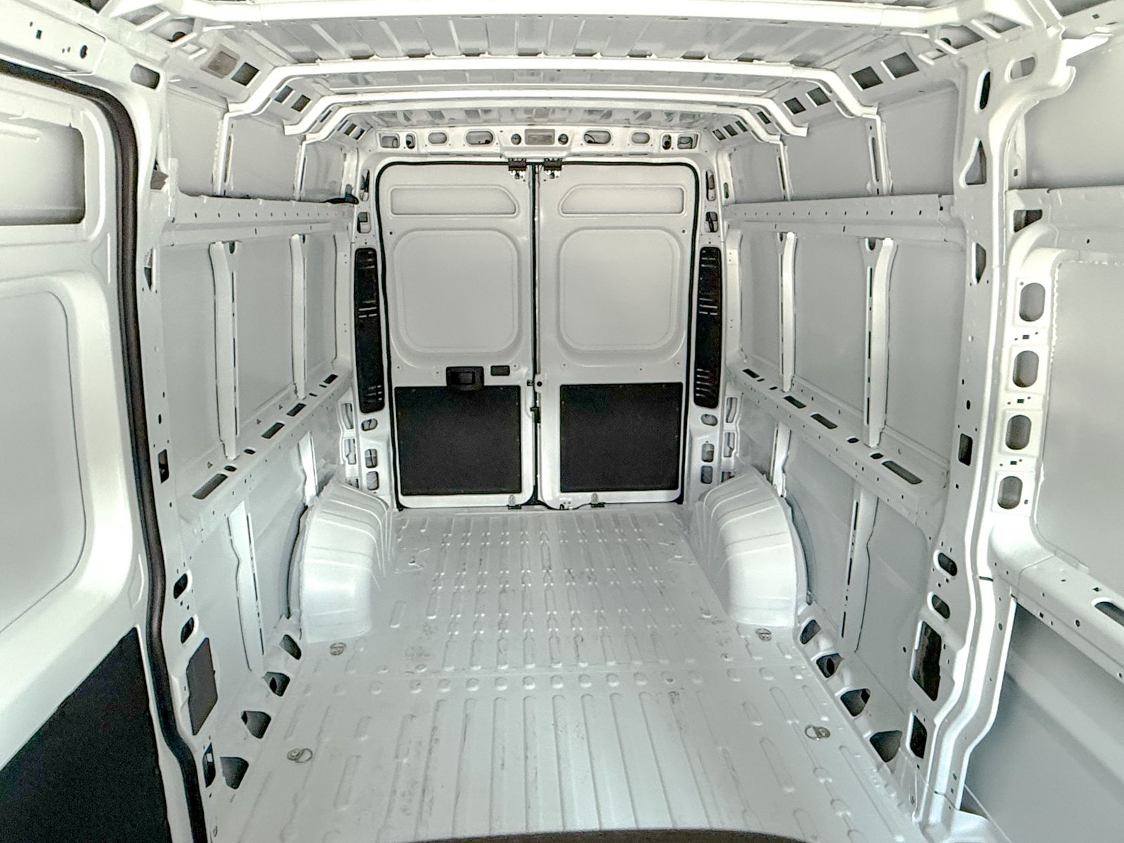 Vehicle image 14 of 31