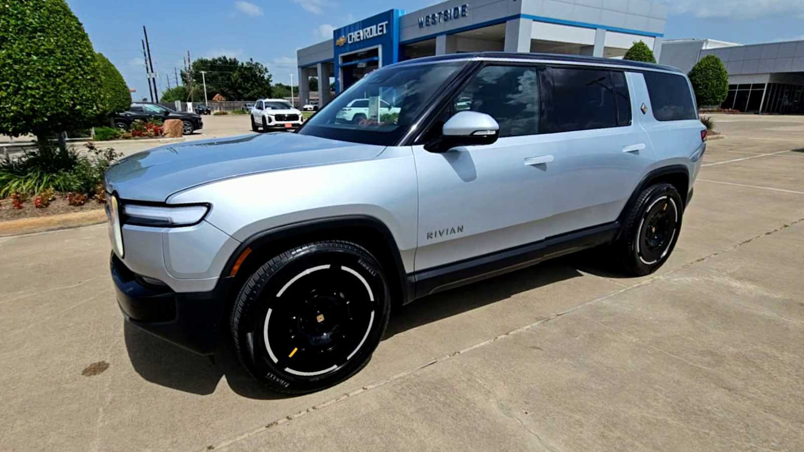 2025 Rivian R1S Adventure Image 2 of 35
