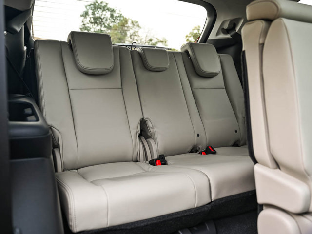 2025 Subaru Ascent Limited Image 7 of 26