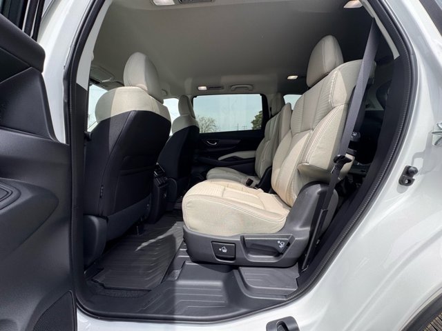 Vehicle image 16 of 17