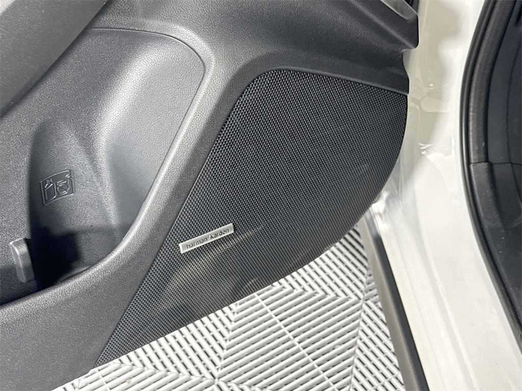 Vehicle image 19 of 34