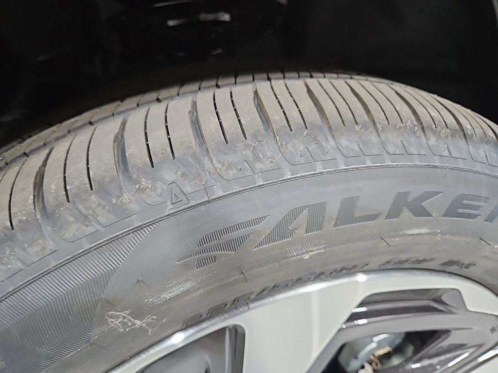 Vehicle image 27 of 29