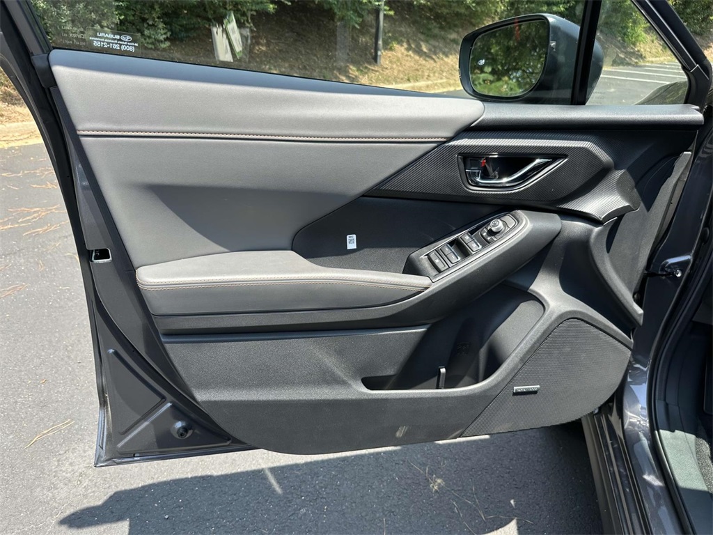 Vehicle image 21 of 25