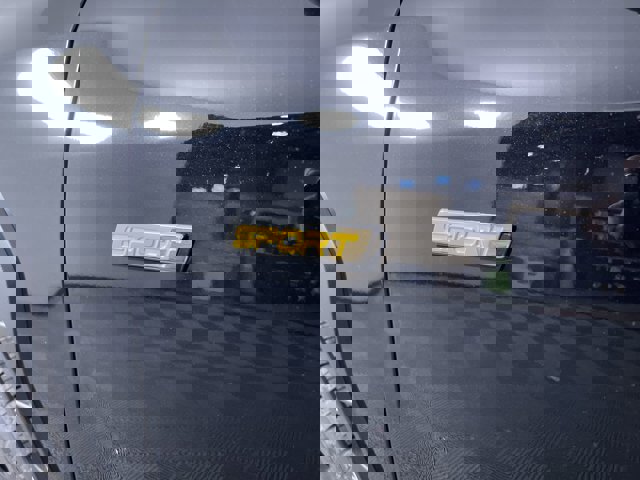 Vehicle image 27 of 28