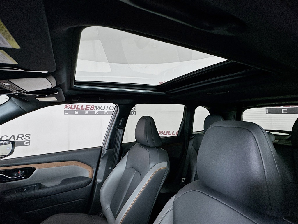 Vehicle image 22 of 32