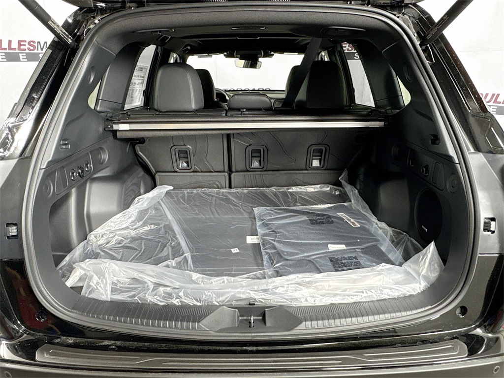 Vehicle image 26 of 32
