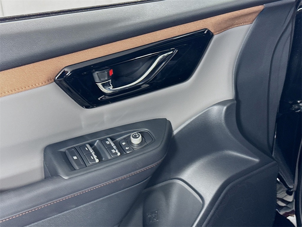 Vehicle image 17 of 32
