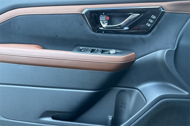 Vehicle image 10 of 23