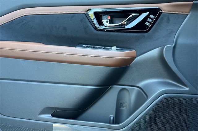 Vehicle image 8 of 25
