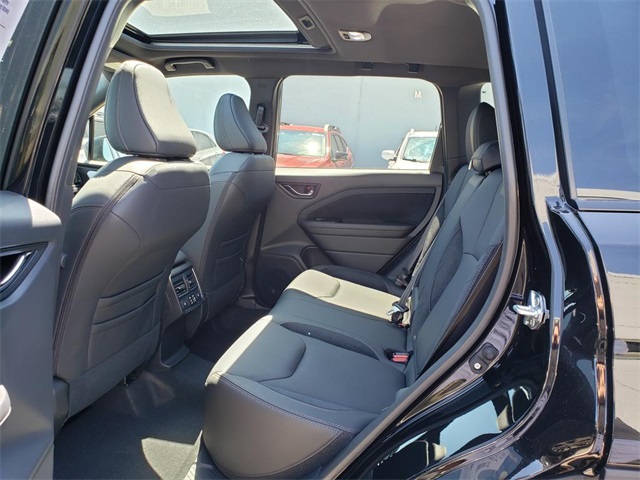 Vehicle image 7 of 12