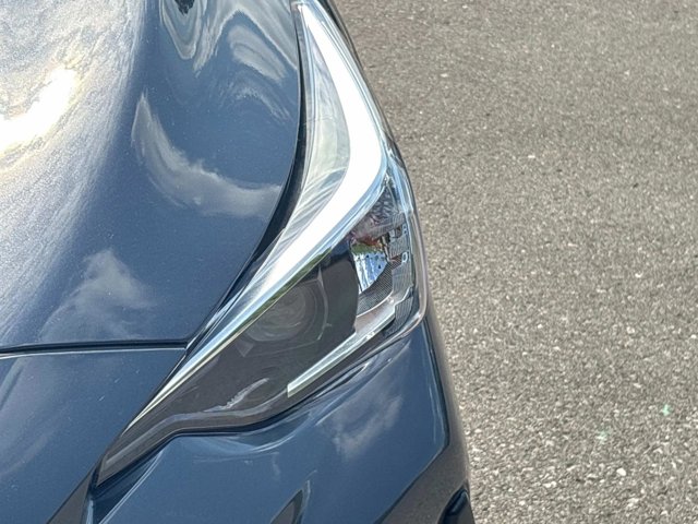 Vehicle image 10 of 33