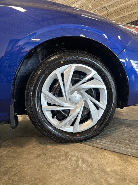 Vehicle image 41 of 44