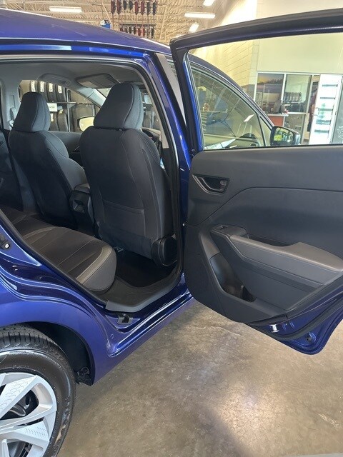 Vehicle image 33 of 44