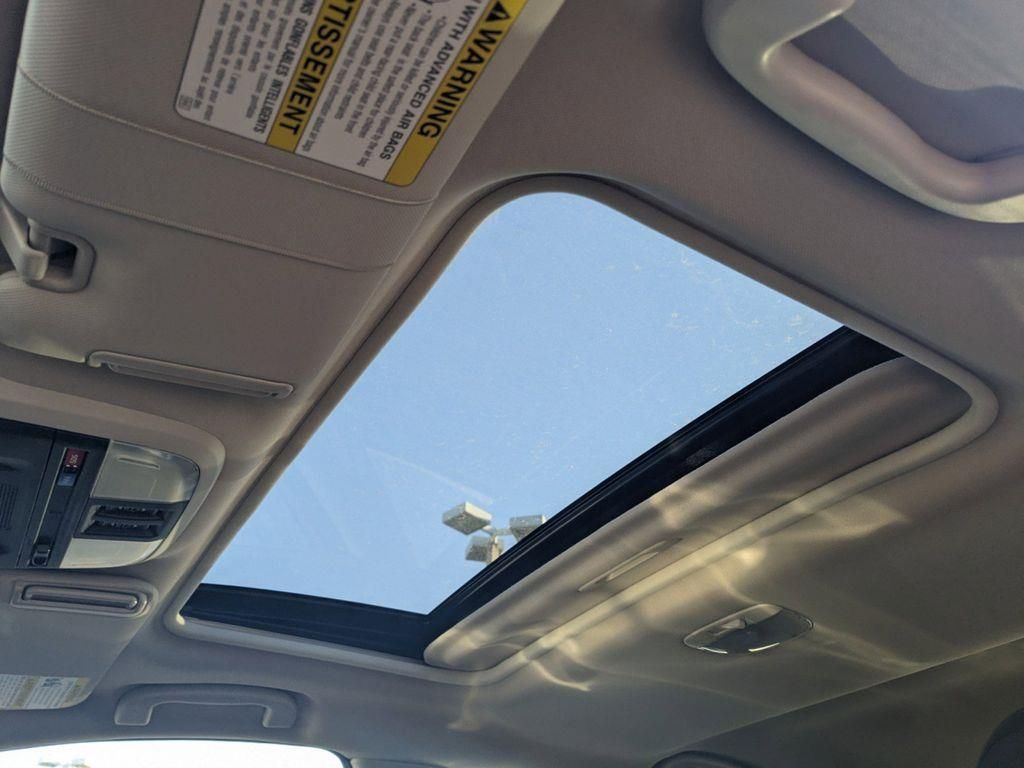 Vehicle image 18 of 32