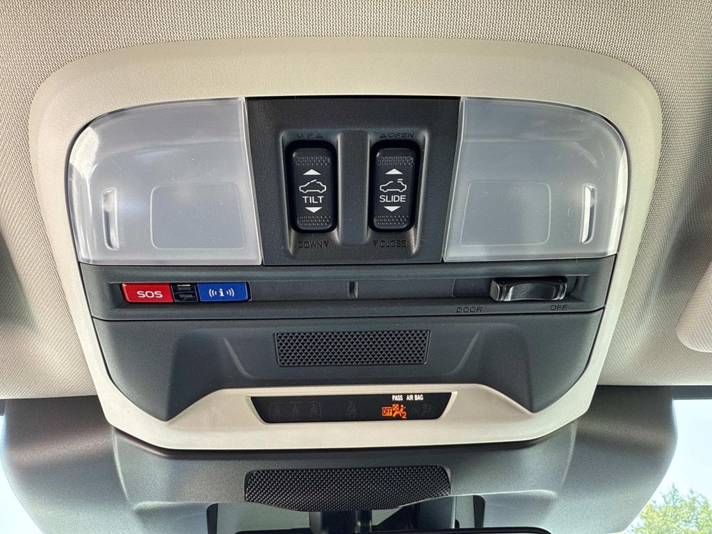 Vehicle image 33 of 34
