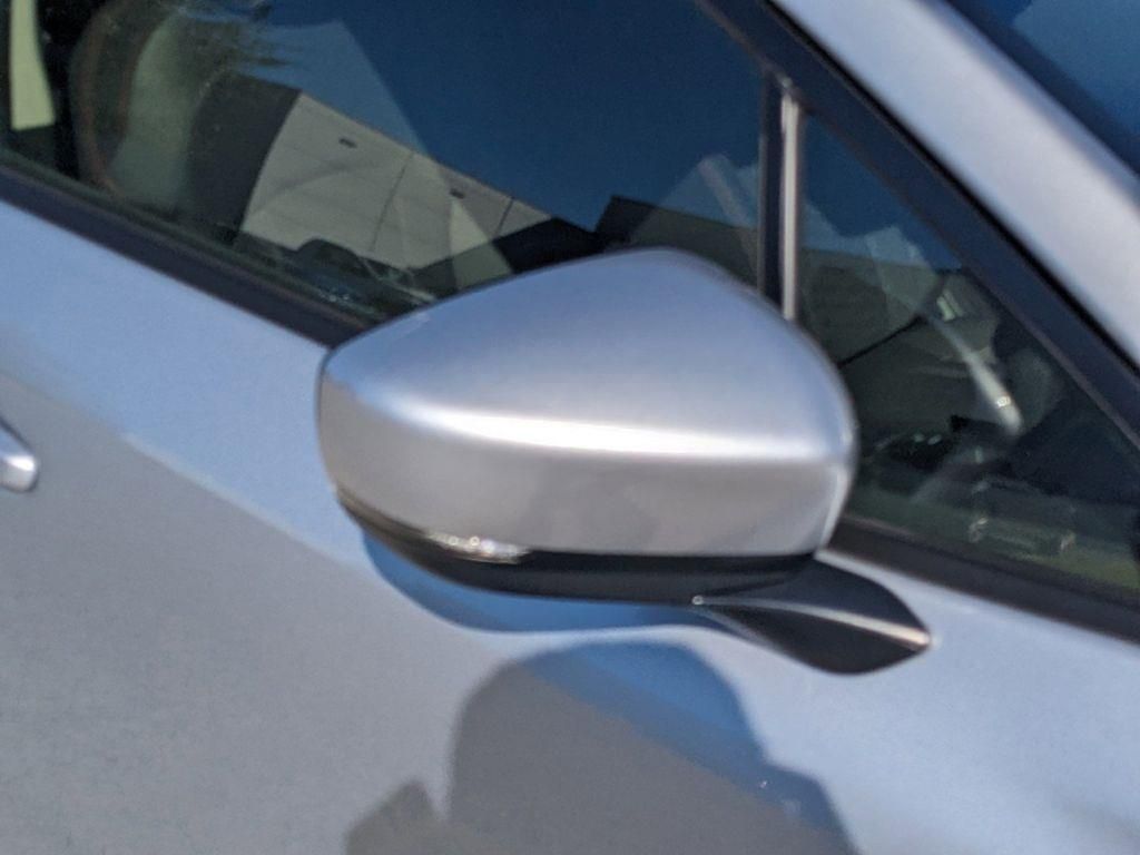 Vehicle image 11 of 24