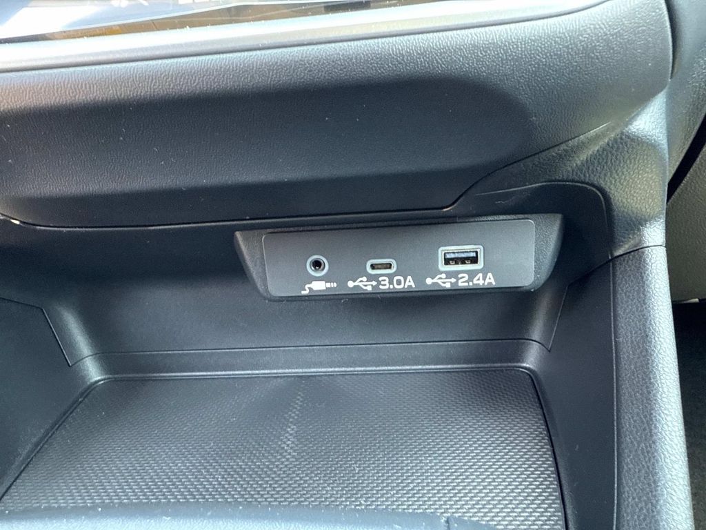 Vehicle image 25 of 32