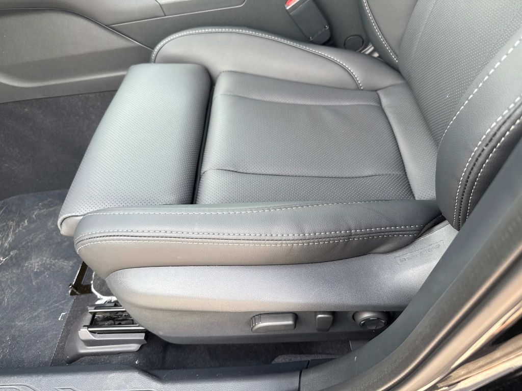 Vehicle image 17 of 30