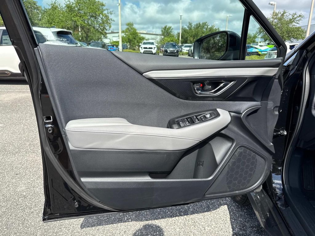 Vehicle image 17 of 32
