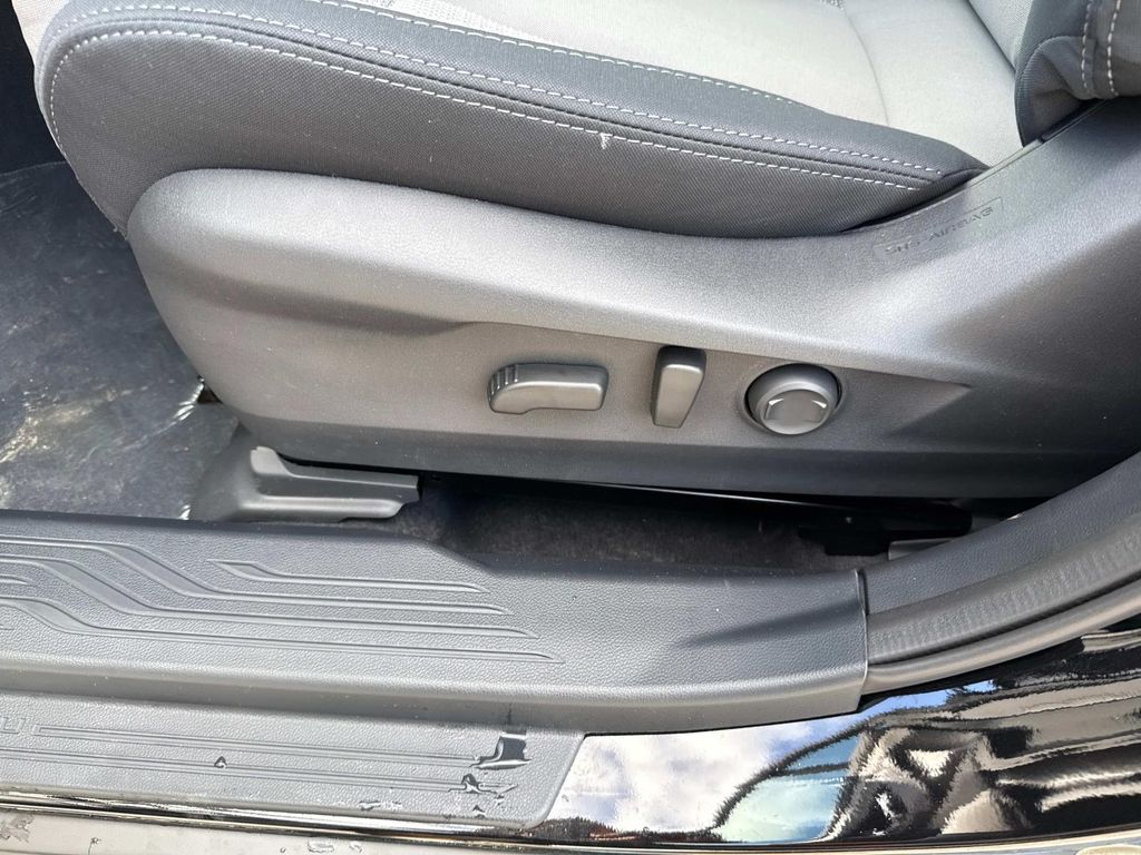 Vehicle image 20 of 32