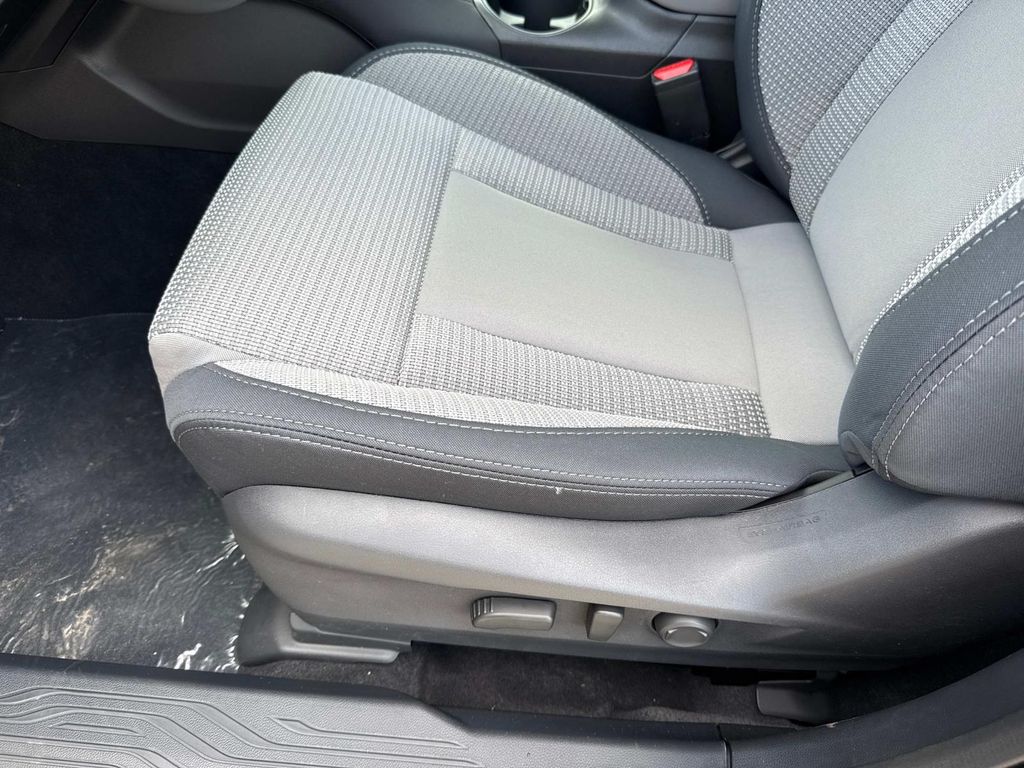 Vehicle image 21 of 32