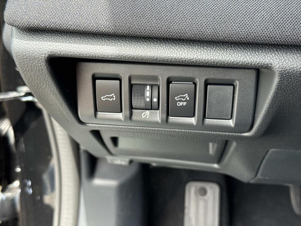 Vehicle image 33 of 35