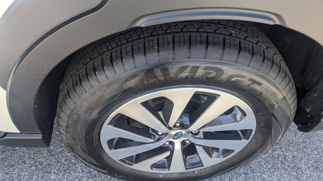 Vehicle image 17 of 18