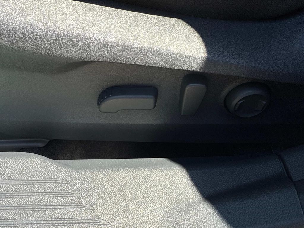 Vehicle image 31 of 36
