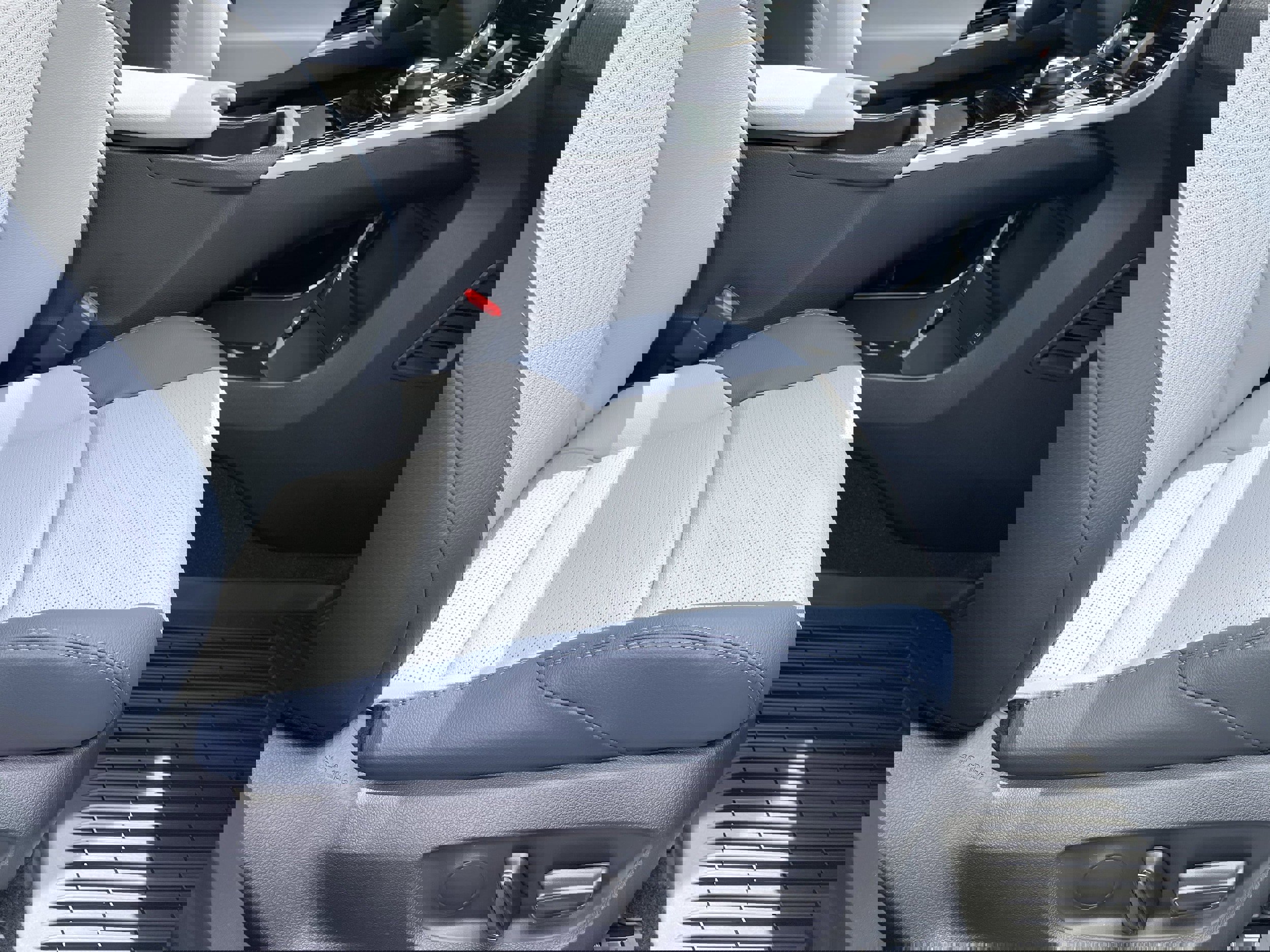 Vehicle image 32 of 34