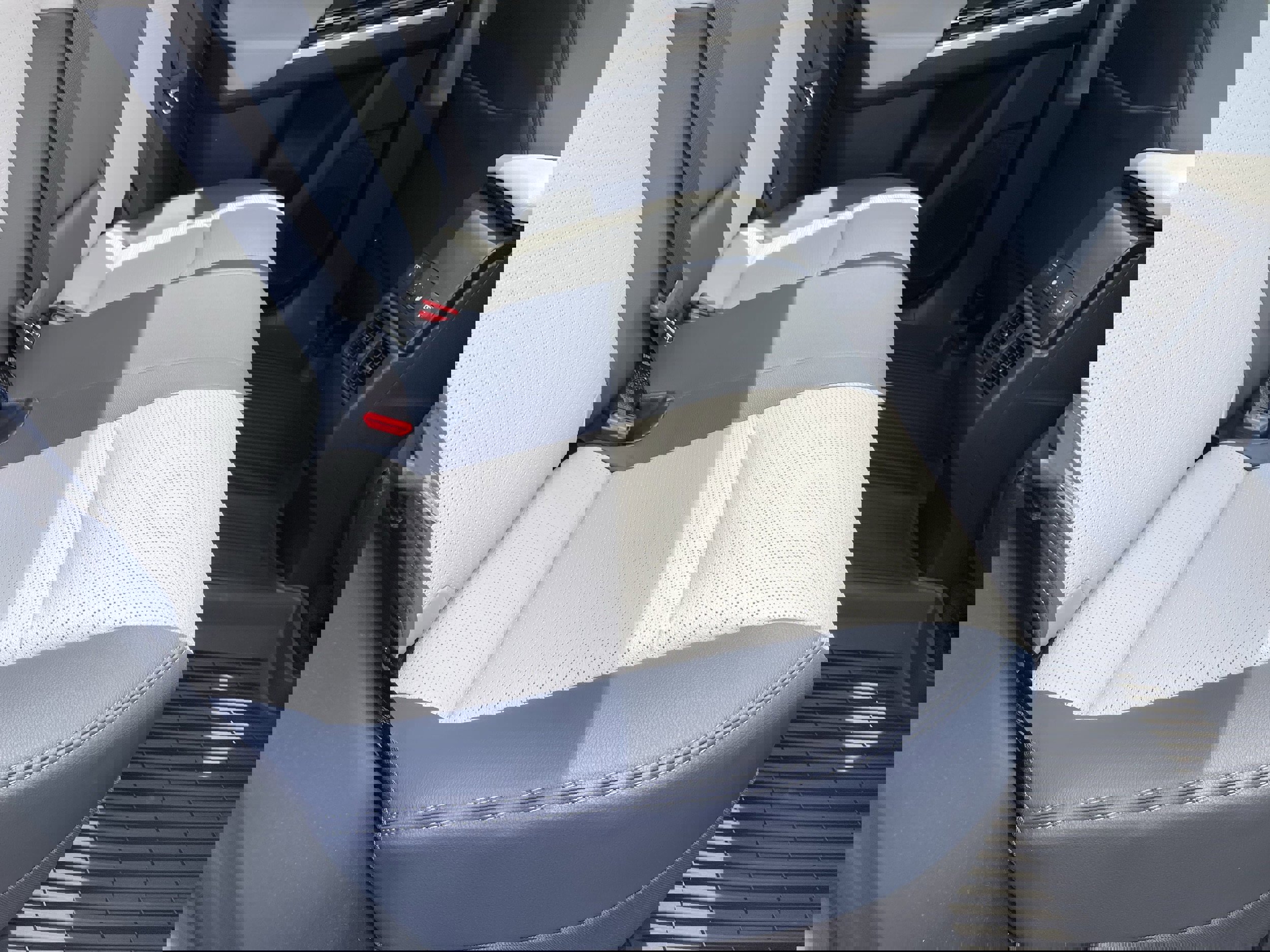 Vehicle image 33 of 34