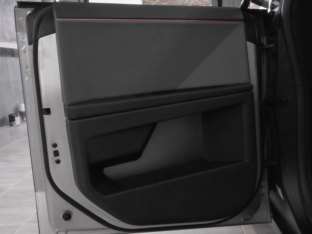 Vehicle image 25 of 34