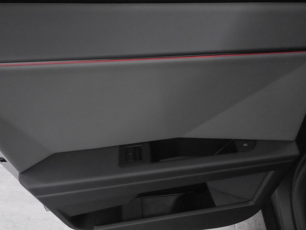 Vehicle image 23 of 34