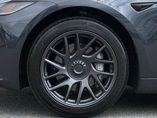 Vehicle image 9 of 13