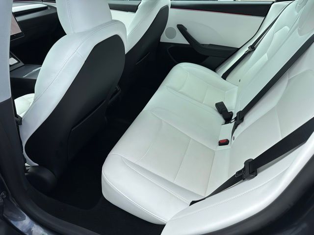 Vehicle image 11 of 13
