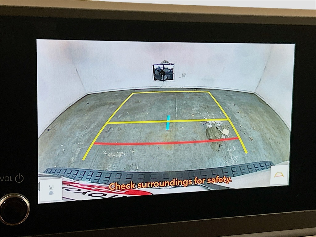Vehicle image 21 of 28