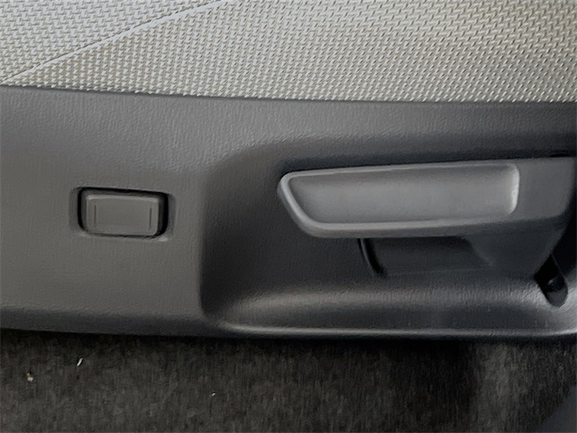 Vehicle image 27 of 33