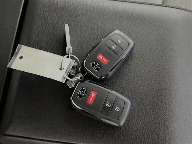 Vehicle image 24 of 33