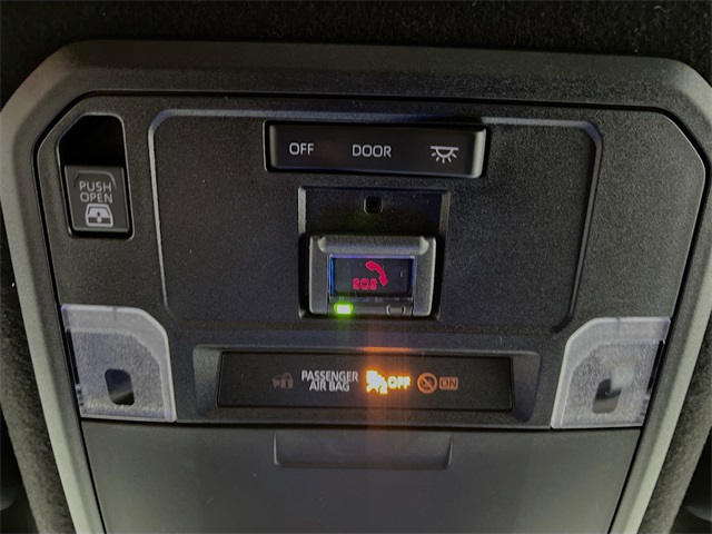 Vehicle image 25 of 33
