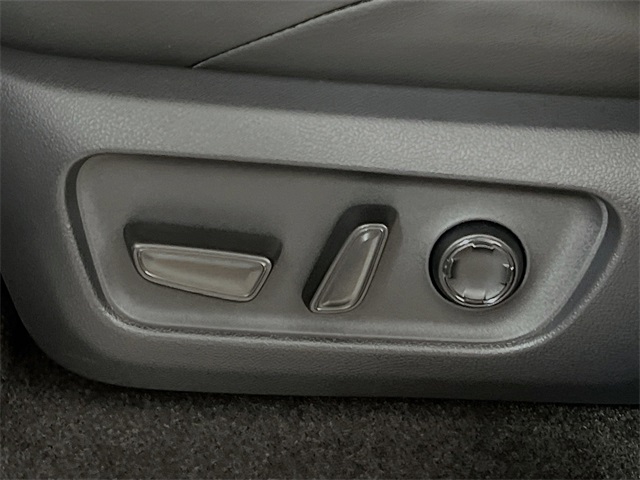 Vehicle image 26 of 33