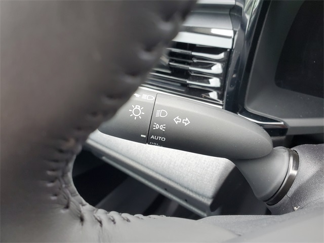 Vehicle image 20 of 34