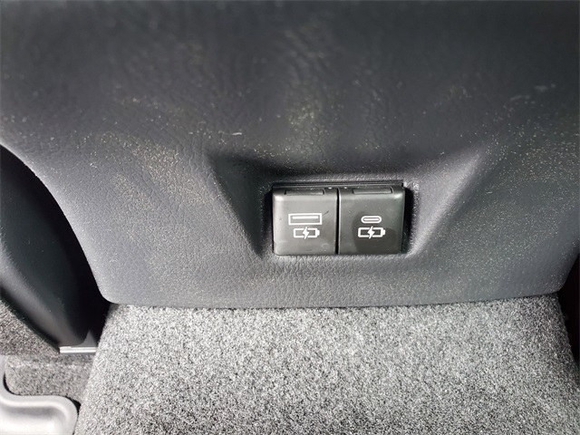 Vehicle image 10 of 34