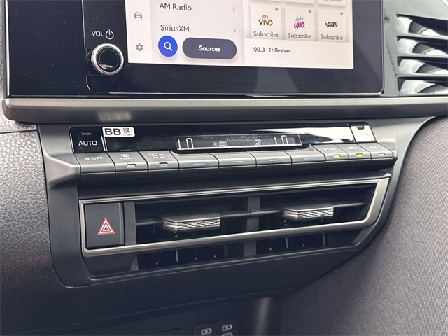 Vehicle image 23 of 26