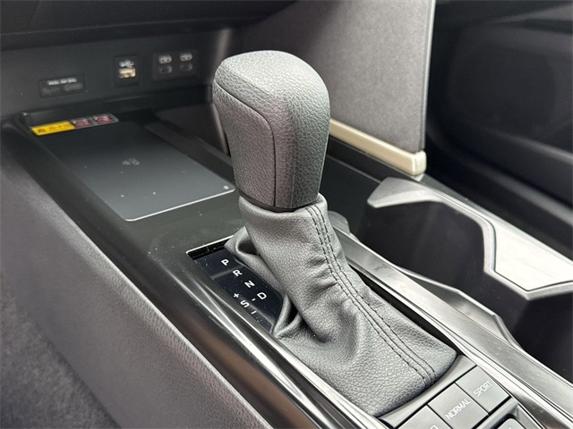 Vehicle image 24 of 26