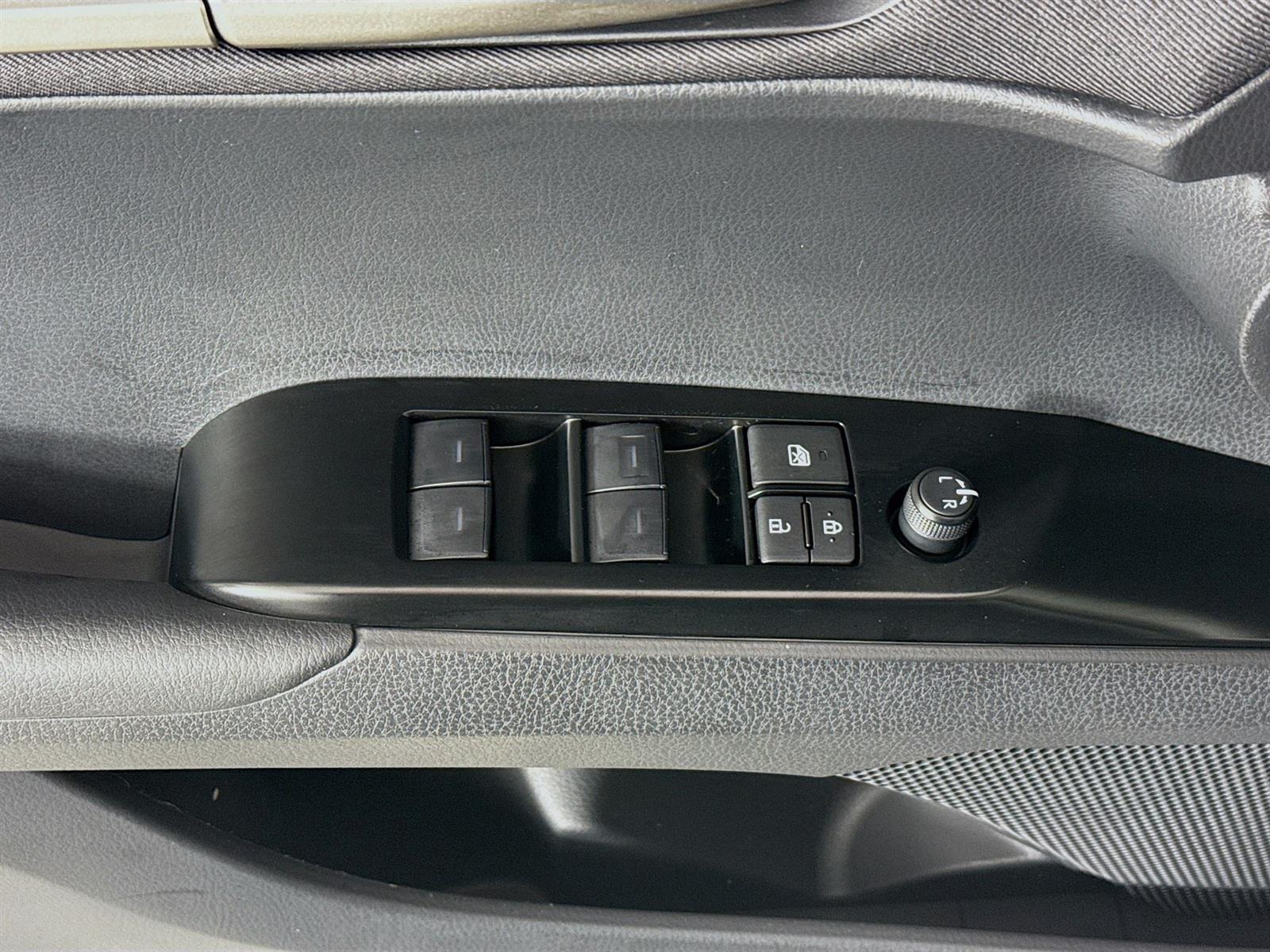 Vehicle image 32 of 45
