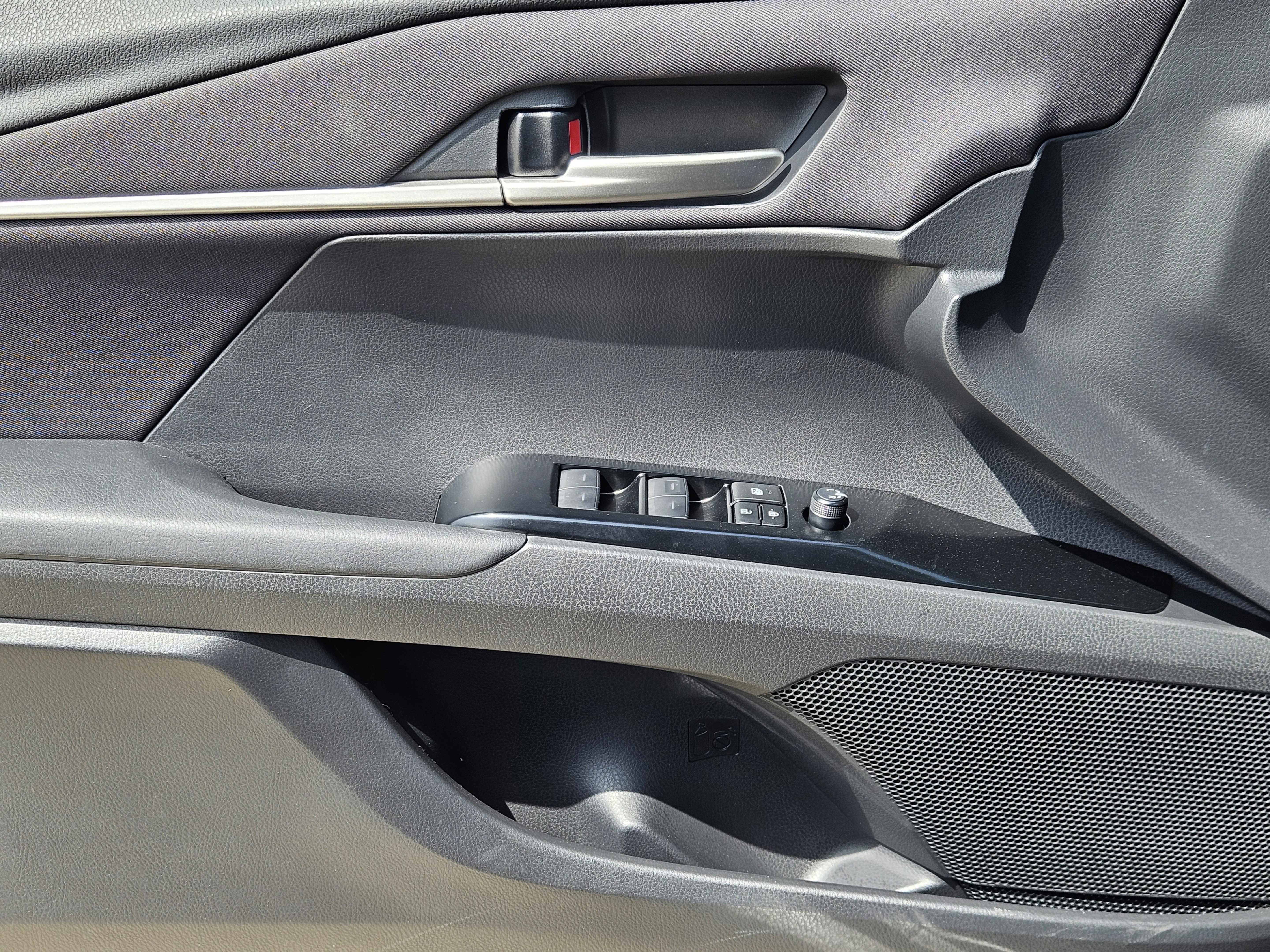 Vehicle image 17 of 23
